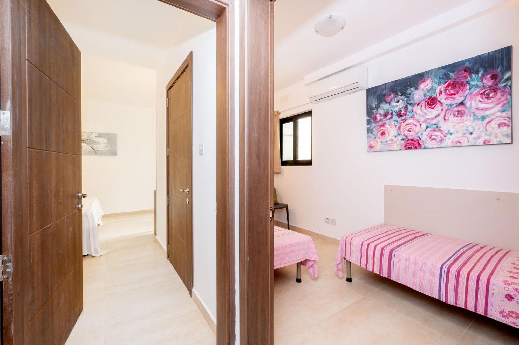 Islet Promenade Seafront Family Apartment With 2 Balconies By Getawaysmalta 세인트폴스베이 외부 사진