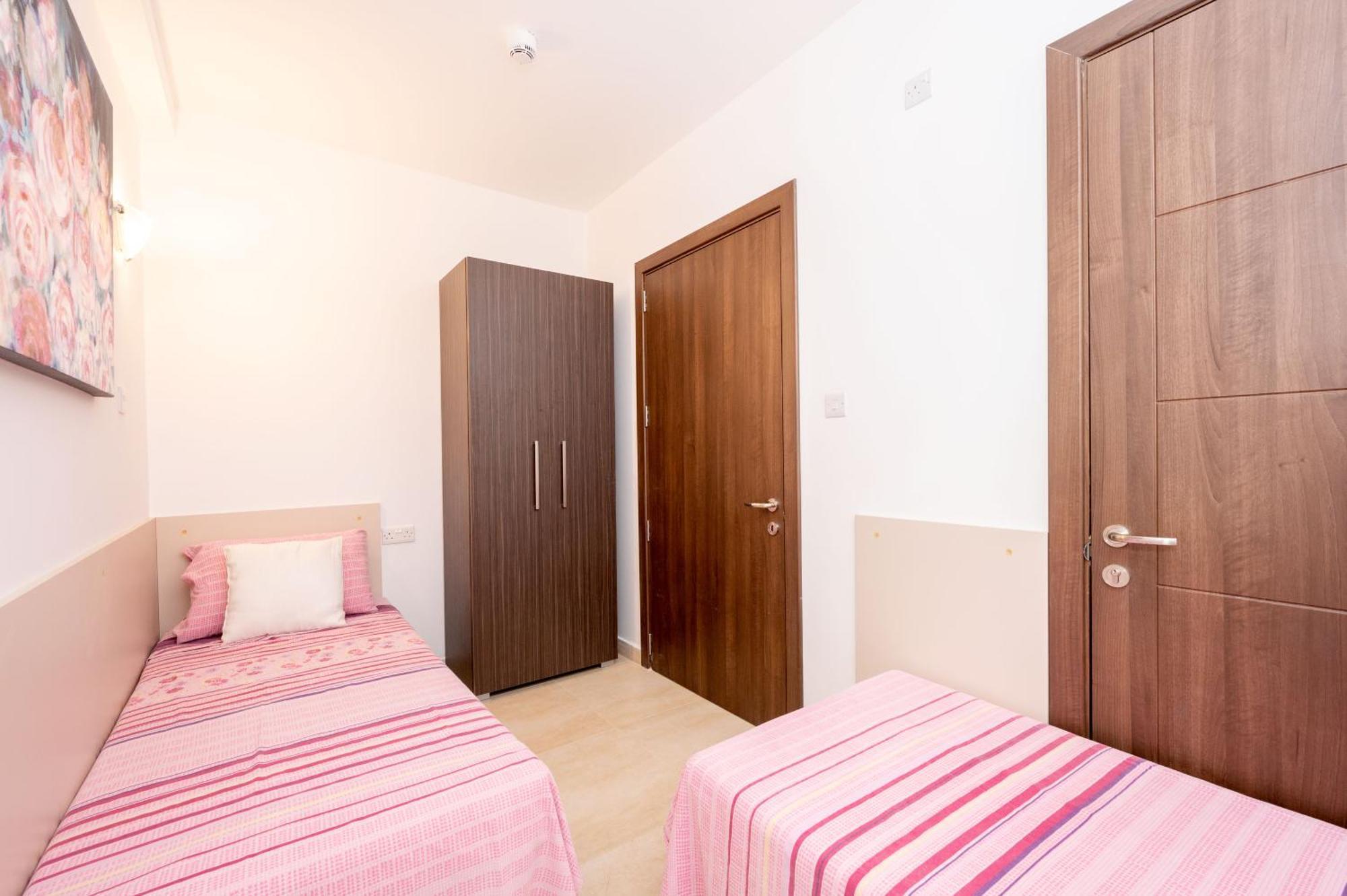 Islet Promenade Seafront Family Apartment With 2 Balconies By Getawaysmalta 세인트폴스베이 외부 사진