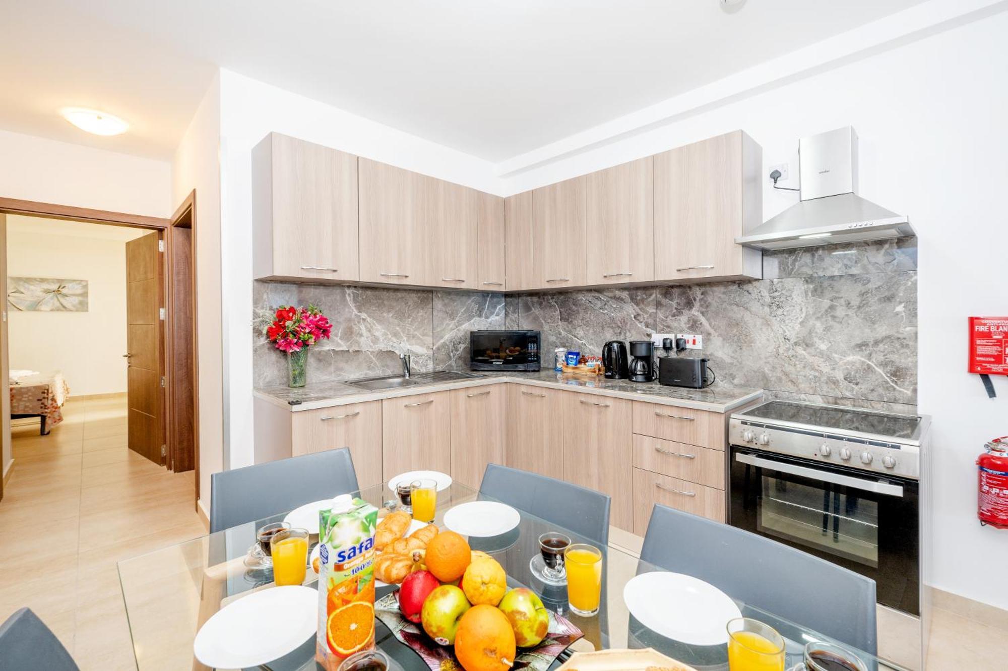 Islet Promenade Seafront Family Apartment With 2 Balconies By Getawaysmalta 세인트폴스베이 외부 사진