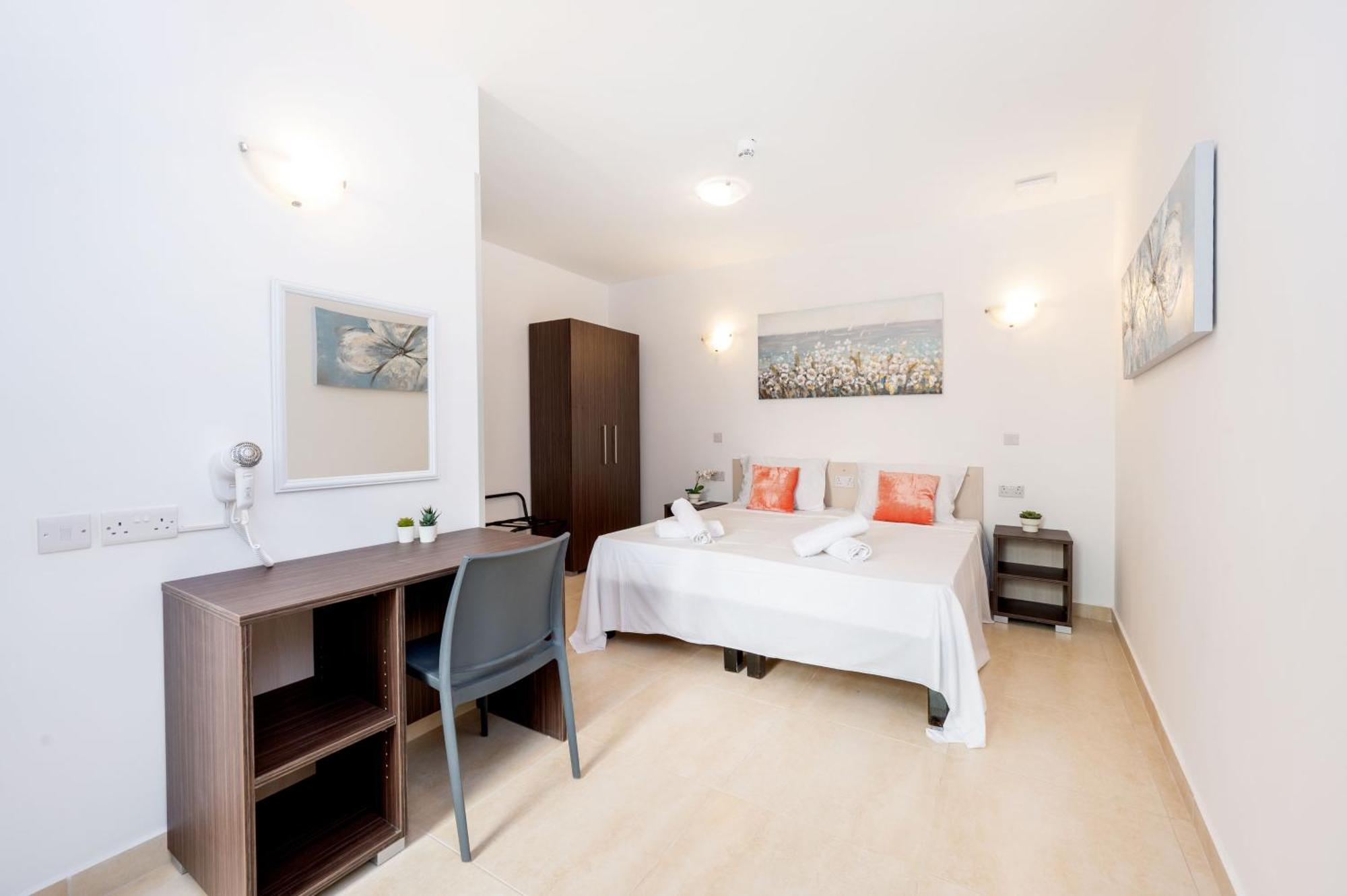 Islet Promenade Seafront Family Apartment With 2 Balconies By Getawaysmalta 세인트폴스베이 외부 사진
