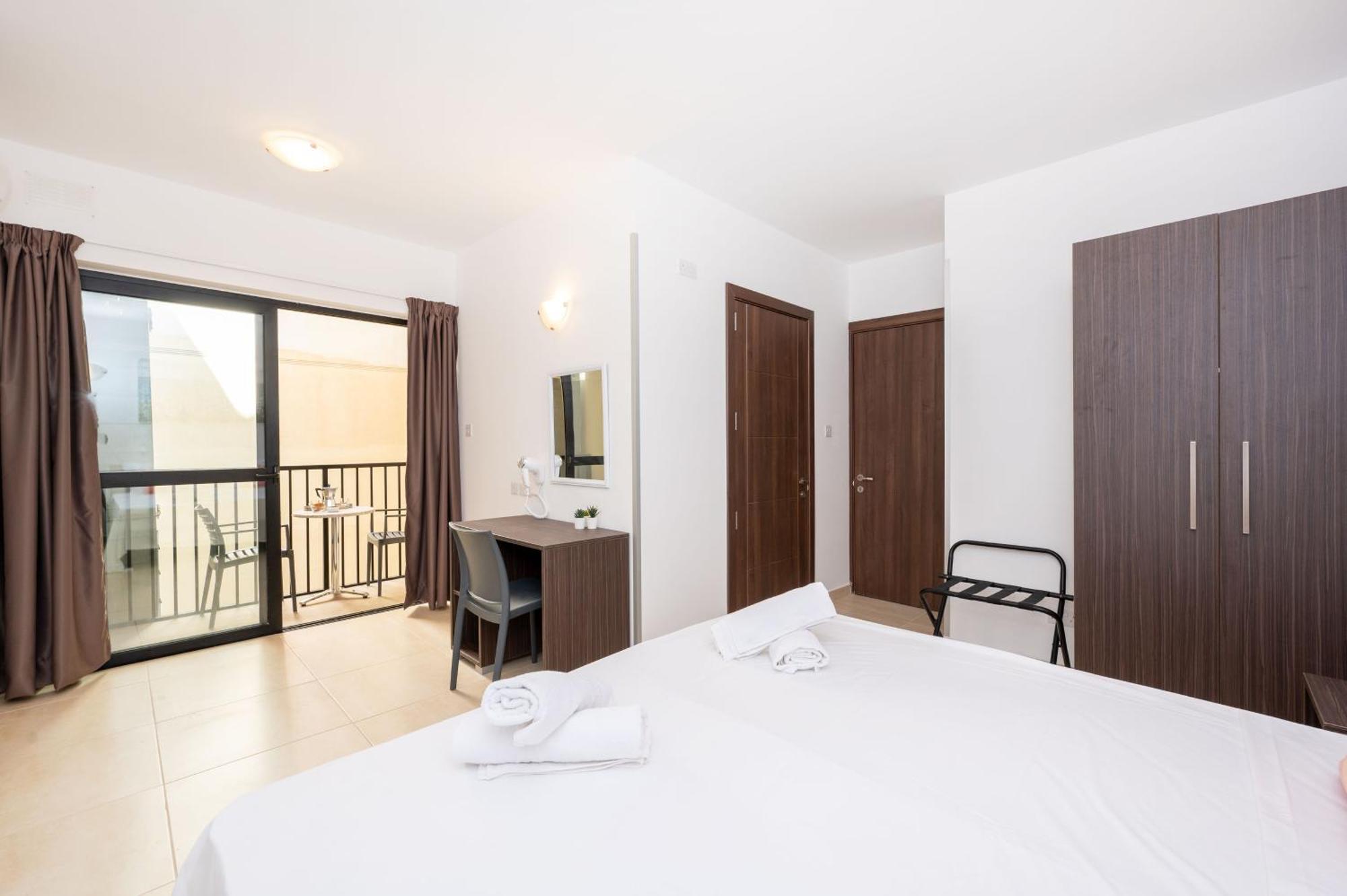 Islet Promenade Seafront Family Apartment With 2 Balconies By Getawaysmalta 세인트폴스베이 외부 사진